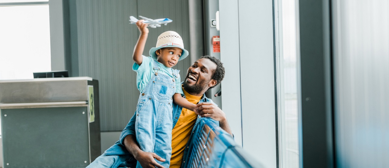 Homme et son fils a l'aeroport