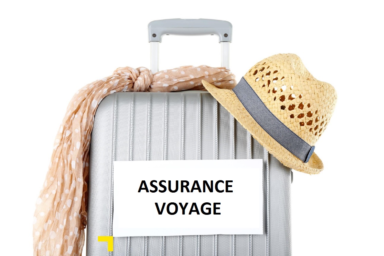 Valise avec une étiquette assurance voyage