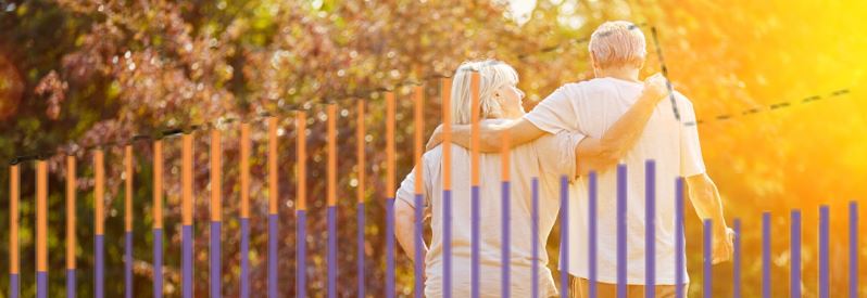 Couple de retraités qui marche