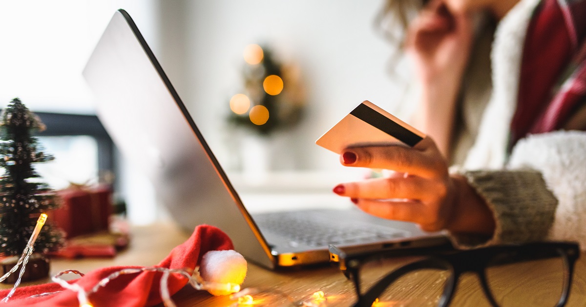 Femme qui tient une carte de credit