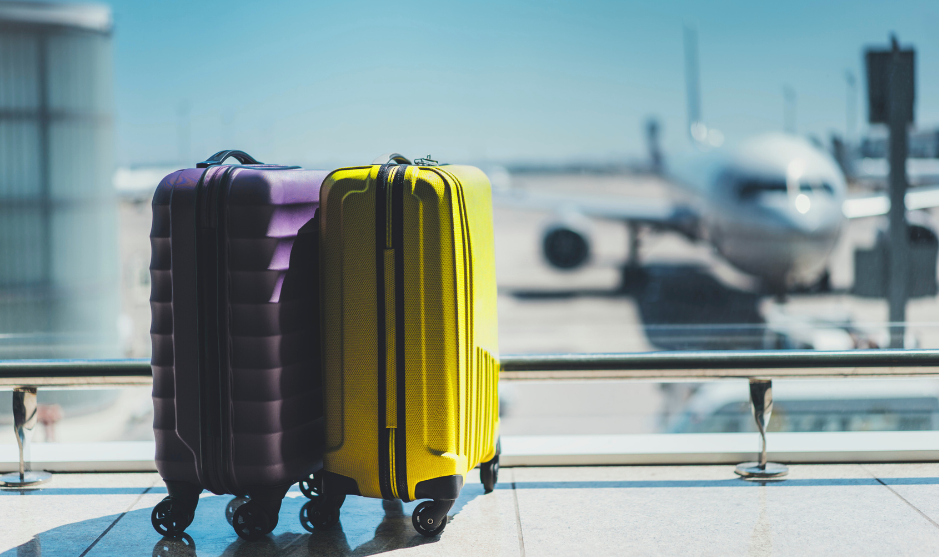 Deux valises dans un aéroport