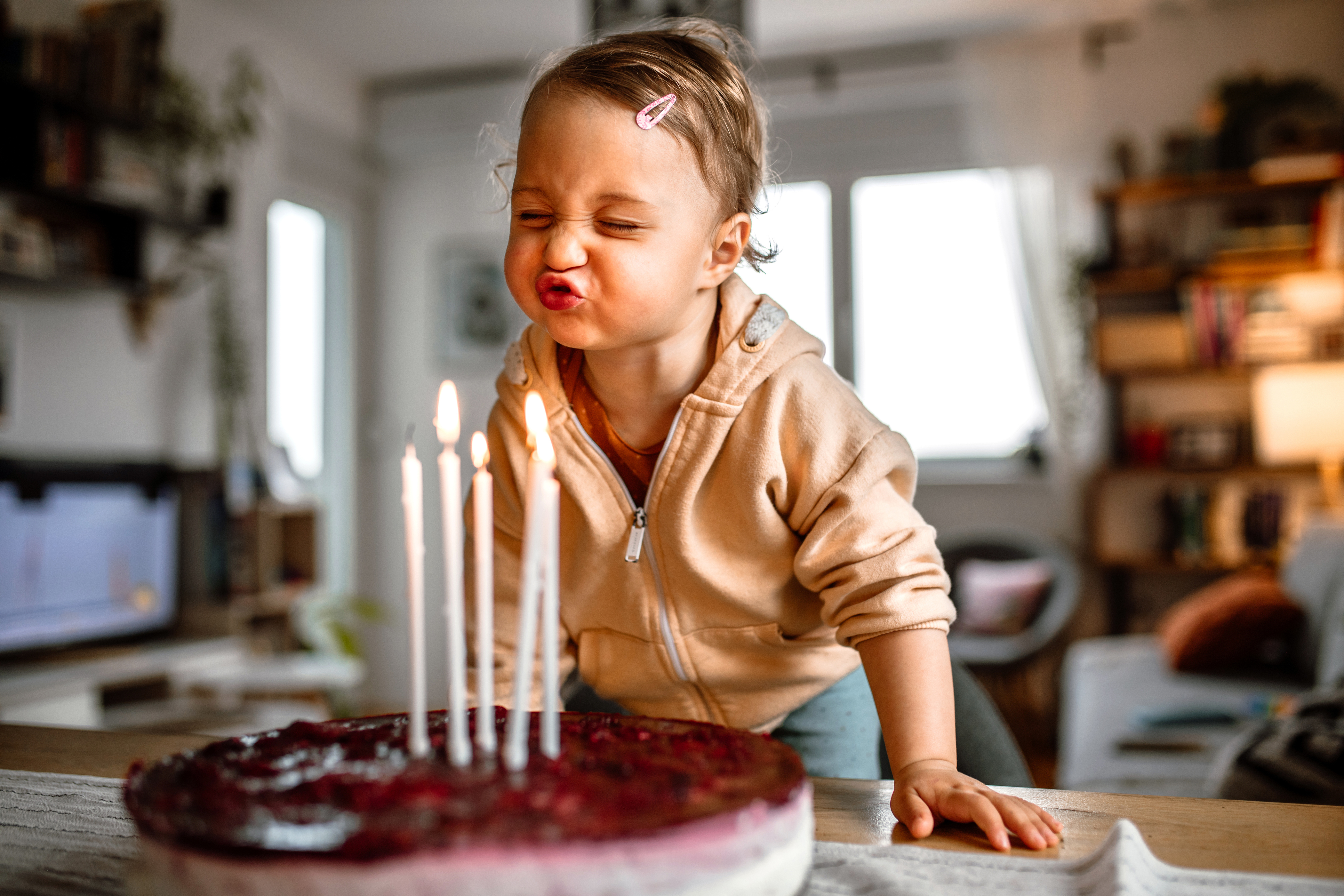 petite fille souffle bougies gâteau anniversaire