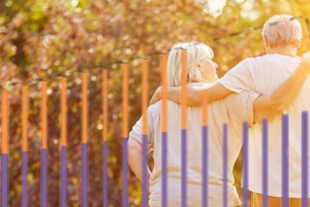 Couple de retraités qui marche