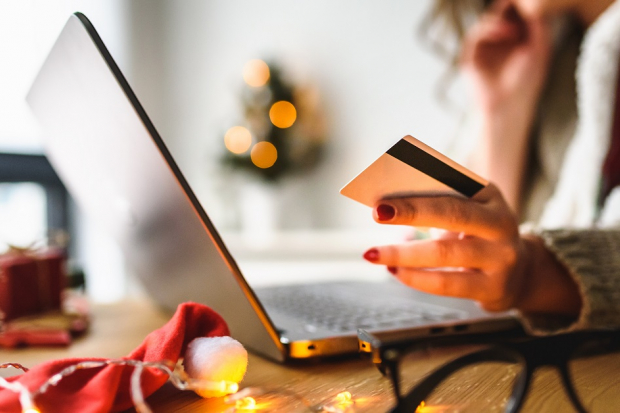 Femme qui tient une carte de credit