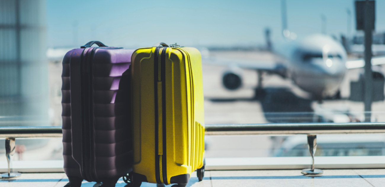 Deux valises dans un aéroport