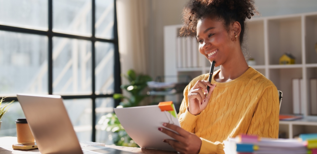 woman doing her taxes
