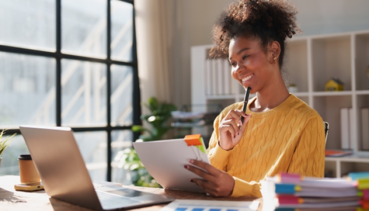 woman doing her taxes
